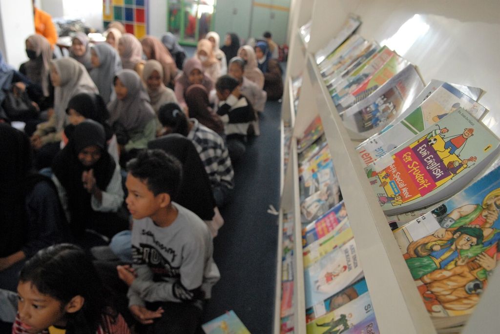 Sekitar 100 anak dari beragam taman dan rumah baca se-Jambi mengikuti "WIsata Literasi" yang digelar Forum Pegiat Literasi Jambi (FPLJ), Kamis (9/7/2023). Dalam wisata itu, anak-anak berwisata sambil mendapatkan edukasi dari kunjungan di Perpustakaan Kota Jambi dan Museum Siginjai.