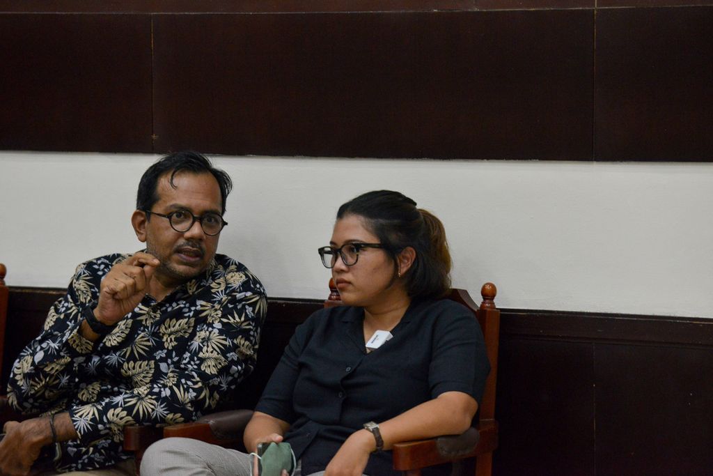 Terdakwa dugaan pencemaran nama baik, Haris Azhar (kiri) dan Fatia Maulidiyanti, berbincang sebelum jalannya persidangan di Pengadilan Negeri Jakarta Timur, Senin (3/4/2023). Terdakwa Haris Azhar yang merupakan Direktur Lokataru dan terdakwa Fatia Maulidiyanti yang merupakan Koordinator Kontras menghadiri persidangan perdana dugaan pencemaran nama baik Menteri Koordinator Bidang Kemaritiman dan Investasi Luhut Binsar Pandjaitan. 