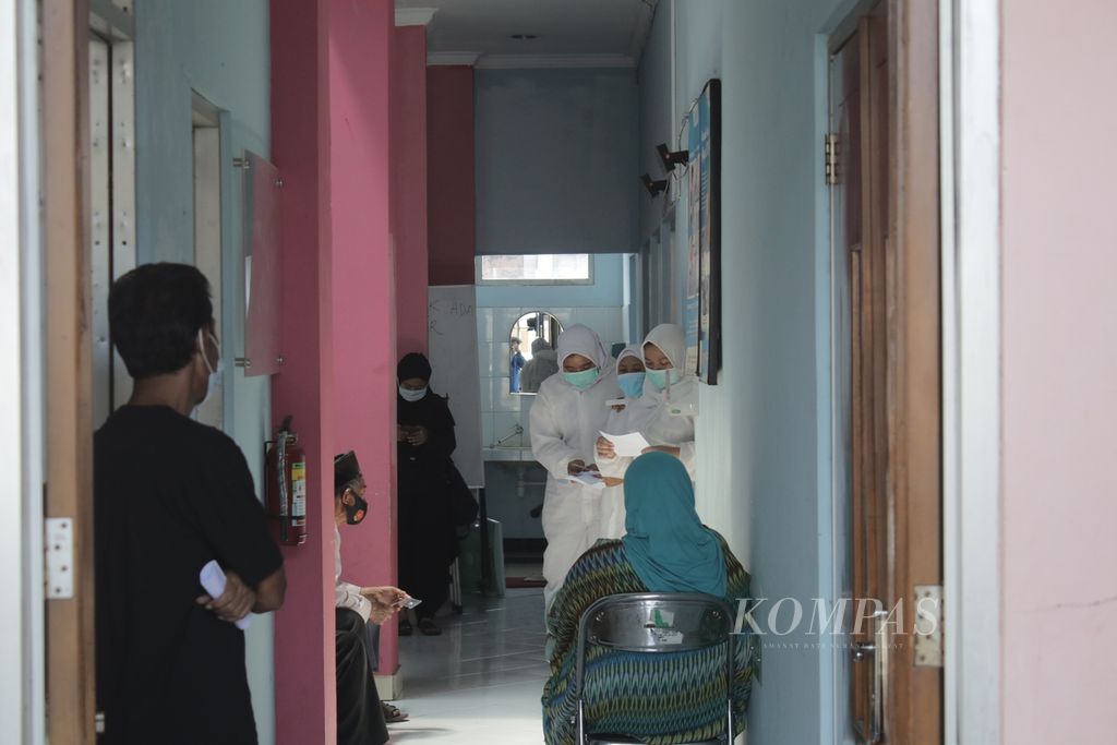 Sejumlah warga menunggu sertifikat vaksinasi Covid-19 di Puskesmas Margahayu Raya, Kota Bandung, Jawa Barat, Senin (26/4/2021).