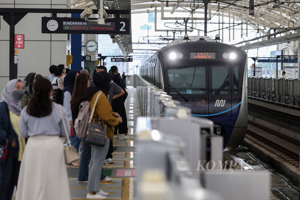 Kereta MRT tiba di Stasiun MRT Lebak Bulus, Jakarta Selatan, 19 April 2024.  