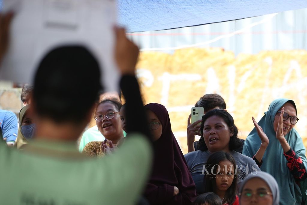 Citizens enthusiastically participated in the vote counting process for the presidential and vice-presidential elections in the 2024 Election at polling station 703 in Petamburan Village, Tanah Abang, Jakarta on Wednesday (14/2/2024).