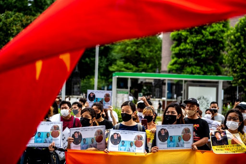 Para aktivis termasuk warga negara Myanmar ikut serta dalam unjuk rasa untuk memprotes tindakan junta Myanmar mengeksekusi empat tahanan, termasuk mantan anggota parlemen dari partai NLD pimpinan Aung San Suu Kyi, di luar Universitas Perserikatan Bangsa-Bangsa di Tokyo, Jepang, 26 Juli 2022. 