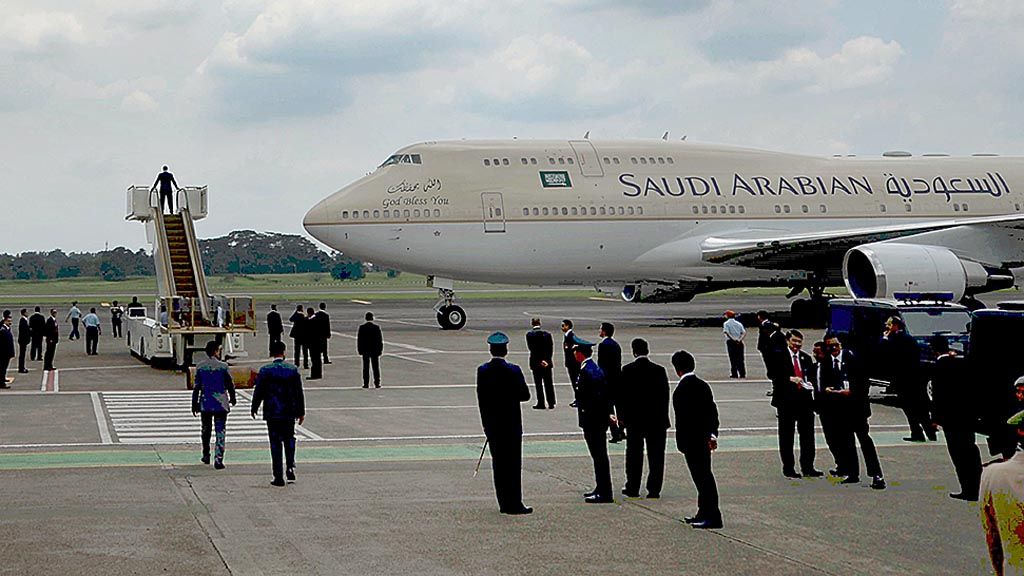  Pesawat yang ditumpangi Raja Arab Saudi Salman bin Abdulaziz mendarat di landasan pacu VVIP Bandara Halim Perdanakusuma, Jakarta, Rabu (1/3). Dari Bandara Halim, Raja Salman langsung bertolak menuju Istana Bogor.