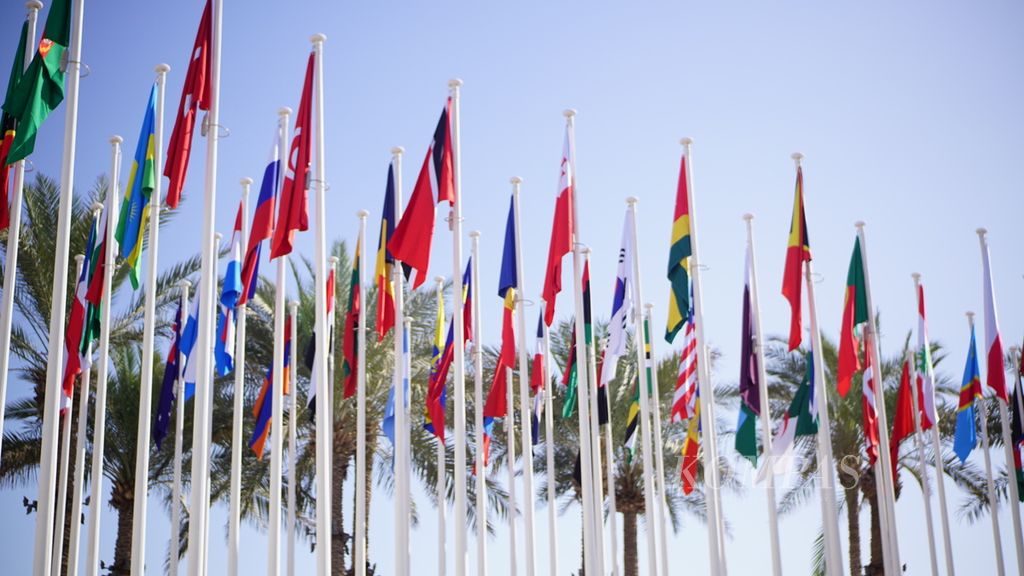 Sejumlah bendera negara yang berpartisipasi dalam Konferensi Para Pihak tentang Perubahan Iklim ke-28 atau COP28 dipasang di sekitar area di Dubai, Uni Emirat Arab, Kamis (30/11/2023).