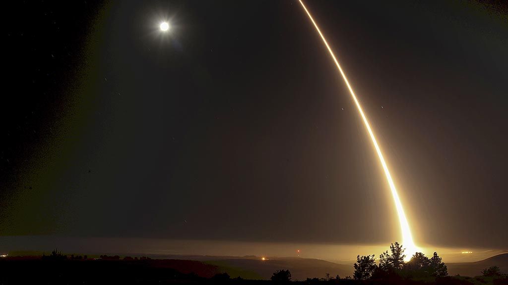 Lintasan sinar membelah langit setelah militer Amerika Serikat menguji peluncuran rudal balistik antarbenua (ICBM) di Pangkalan Angkatan Udara Vandenberg, 209 kilometer barat laut Los Angeles, California, AS, Rabu (3/5) pagi. 