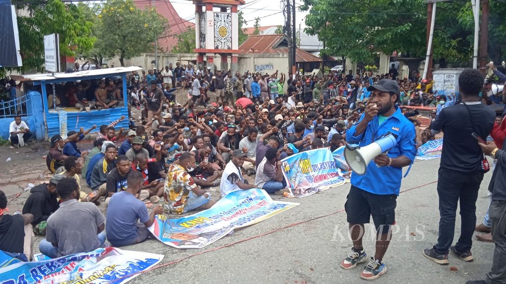 Aksi unjuk rasa massa yang menuntut KPK menghentikan proses hukum kasus Gubernur Papua Lukas Enembe di Kota Jayapura, Selasa (20/9/2022).