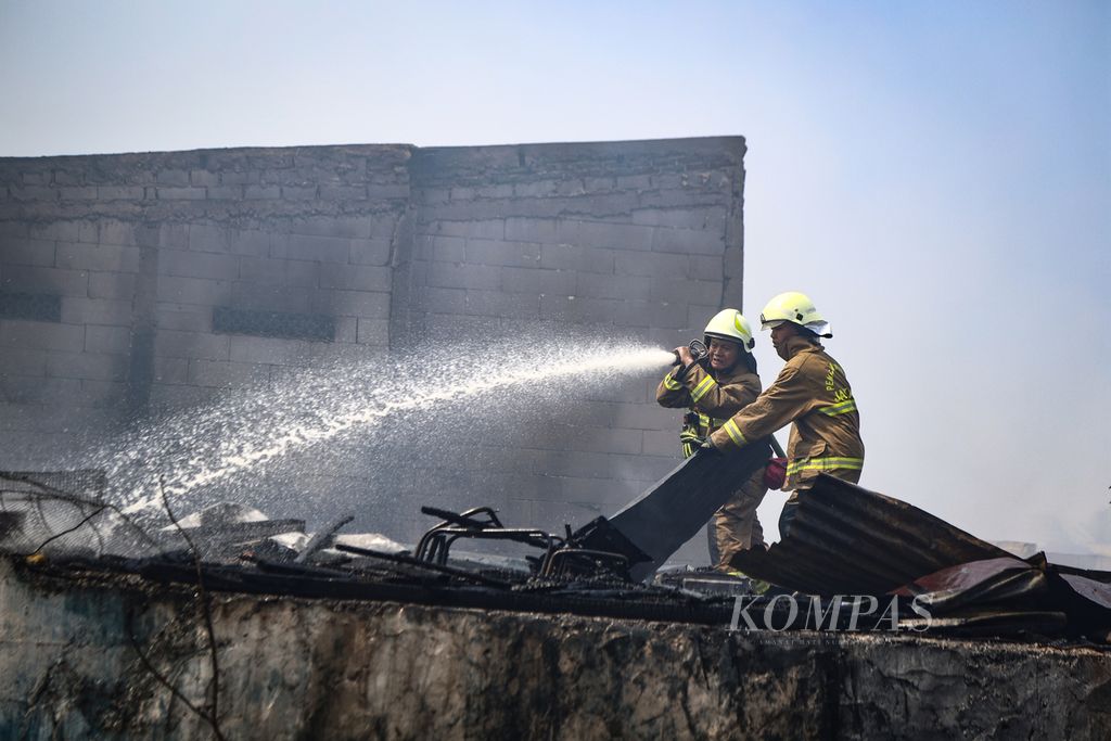 Ilustrasi-Petugas damkar memadamkan kebakaran yang melanda permukiman di kawasan Manggarai, Jakarta Selatan, Kamis (14/12/2023).  Akibat kebakaran ini, puluhan keluarga terdampak dan ratusan warga mengungsi. 