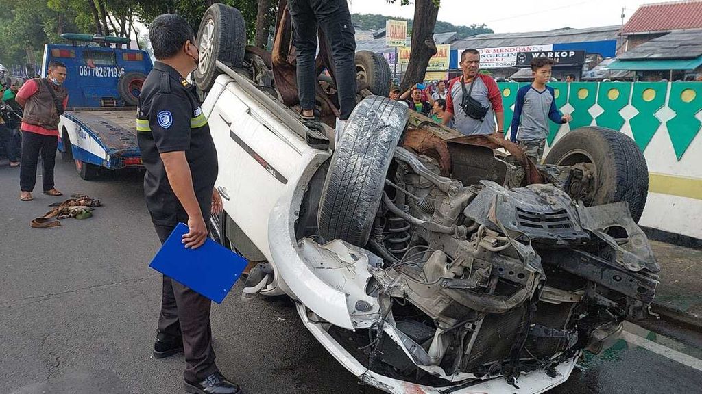 Mobil yang tercebur ke saluran air dalam kecelakaan tunggal di Jalan Abdullah Syafei, Tebet, Jakarta Selatan, Kamis (23/6/2022), telah diangkat.
