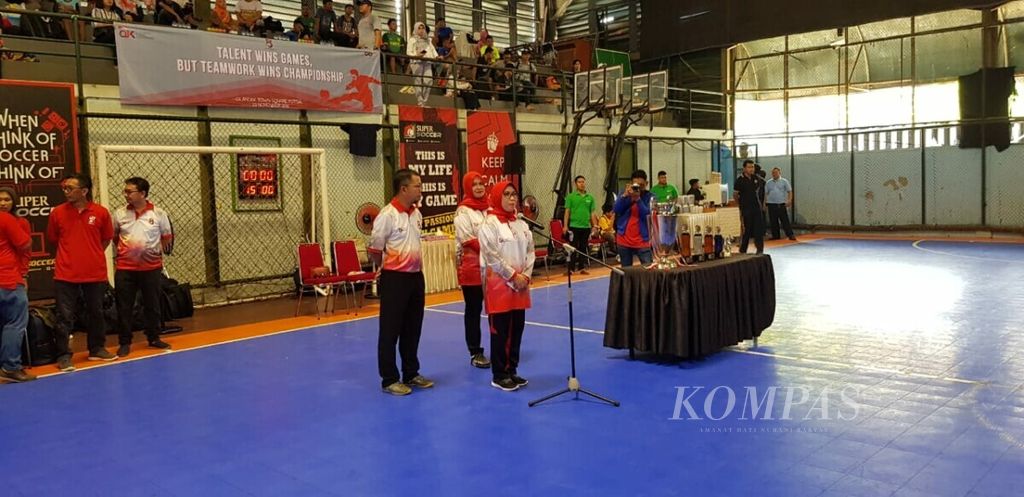 Wakil Ketua Komisioner OJK Nurhaida membuka Turnamen Futsal OJK Media Cup 2019 di Jakarta, Sabtu (23/11/2019).