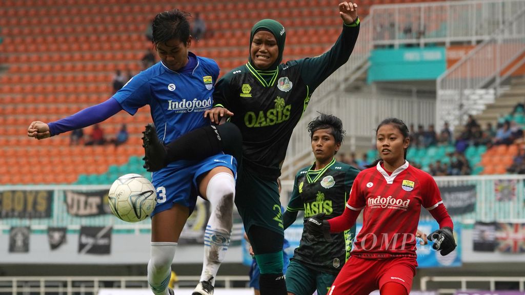 Bek tim putri Persib Bandung Vivi Oktavia Riski (kiri) berebut bola dengan striker tim putri Tira Persikabo Insyafadya Salsabilla (kedua dari kiri) pada laga final kompetisi sepakbola nasional Liga 1 Putri di Stadion Pakansari, Cibinong, Bogor, Jawa Barat, 28 Desember 2019. 