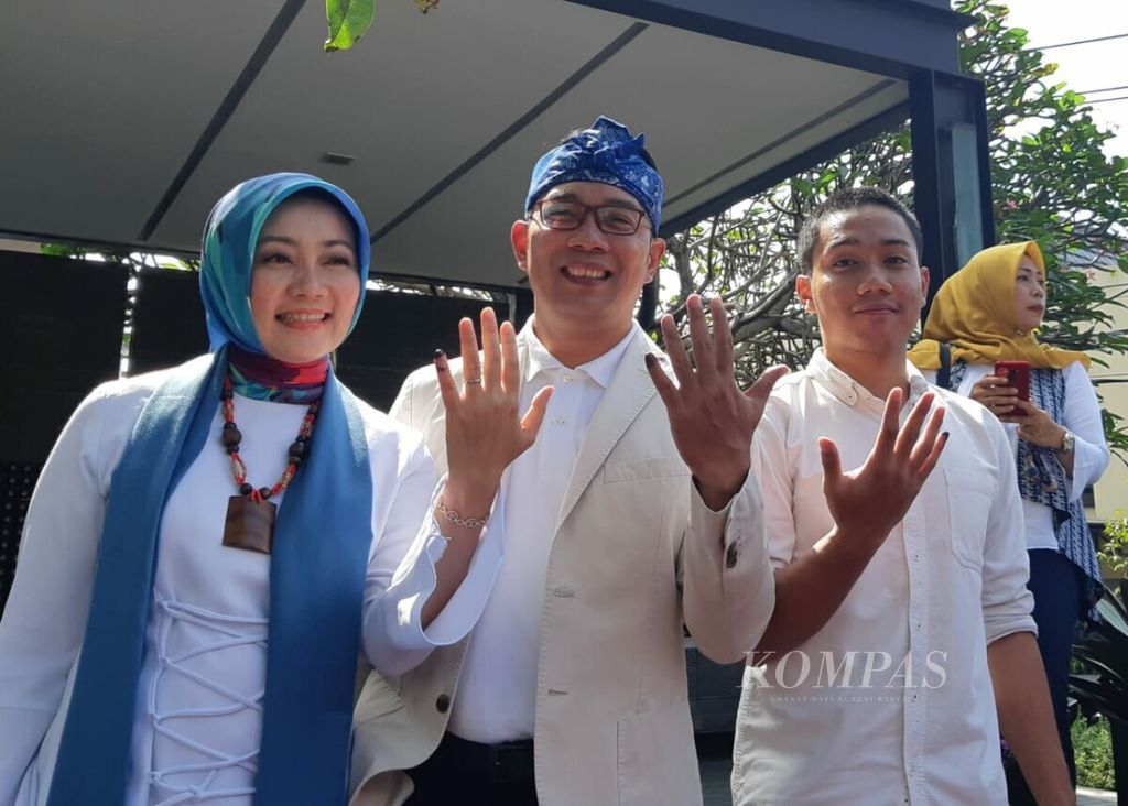 Arsip foto saat Gubernur Jawa Barat Ridwan Kamil dan istrinya, Atalia Praratya, menunjukkan jari kelingking yang telah dicelup tinta setelah memilih pada Pemilu 2019 di Cibeunying Kaler, Kota Bandung, Jawa Barat (17/4/2019).