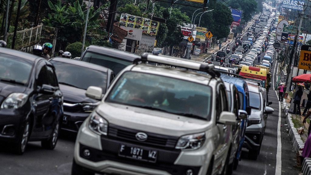 Antrean kendaraan menuju Puncak di Megamendung, Kabupaten Bogor, Jawa Barat, meski telah diberlakukan sistem ganjil genap, Sabtu (11/9/2021).  