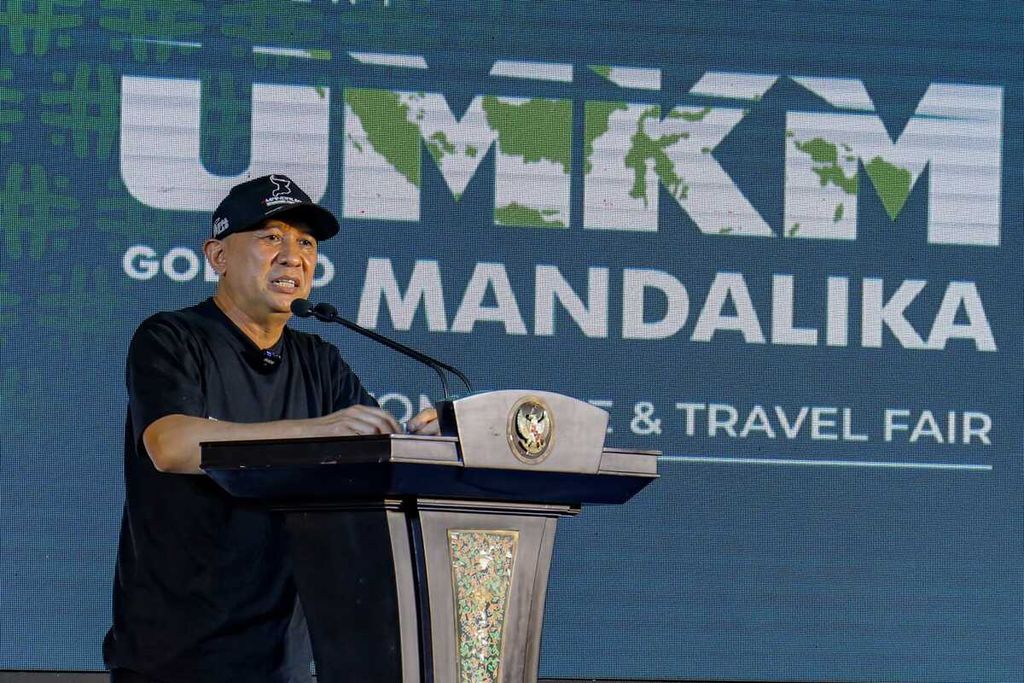Menteri Koperasi dan UKM Teten Masduki membuka ajang "UMKM Goes to Mandalika" di Gedung Smesco, Jakarta, Minggu (6/3/2022).
