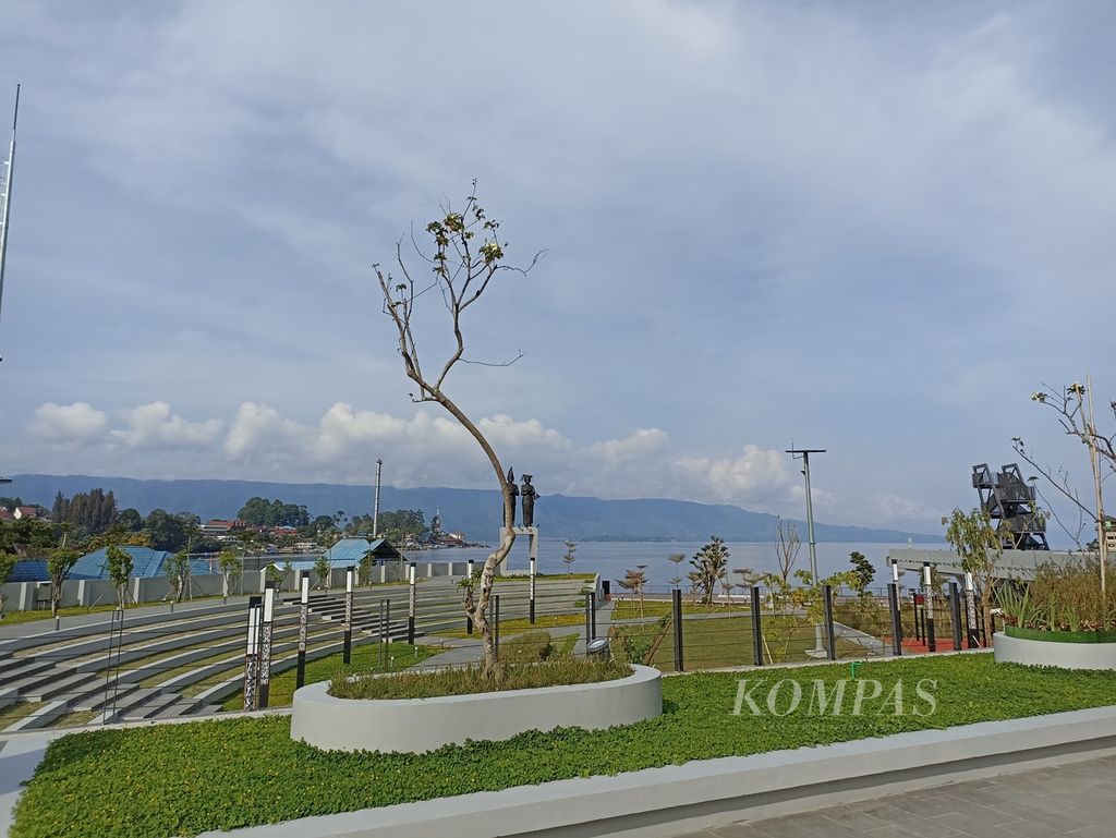 Kawasan Pantai Bebas Parapat ditata untuk meningkatkan daya tarik wisata Danau Toba di Kabupaten Simalungun, Kabupaten Toba, Sumatera Utara, Rabu (2/2/2022). 
