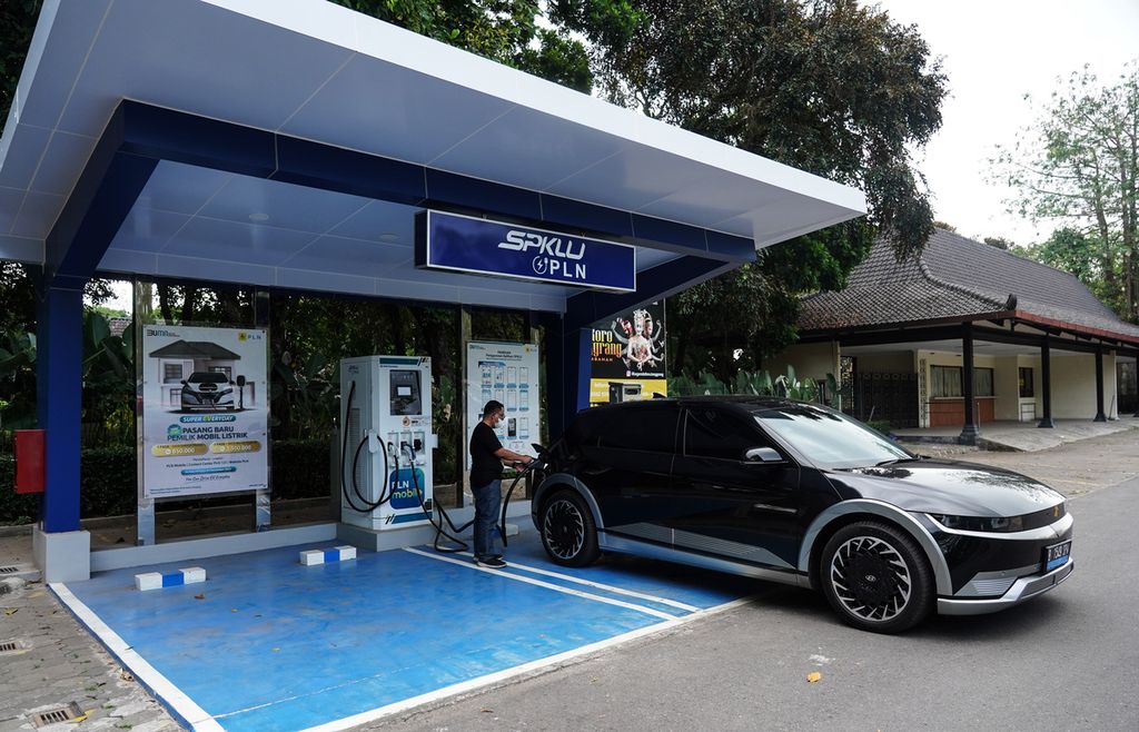 Stasiun Pengisian Kendaraan Listrik Umum (SPKLU) di Komplek Taman Wisata Candi Prambanan, Yogyakarta, Rabu (7/9/2022). Penempatan SPKLU di kawasan wisata juga menjadi salah satu fasilitas ketika menuju konvergensi energi bahan bakar kendaraan. KOMPAS/RONY ARIYANTO NUGROHO 30-9-2022