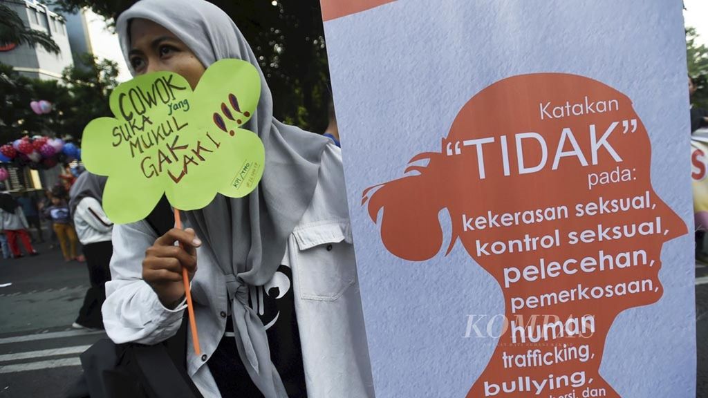 Aktivis melakukan aksi damai tolak kekerasan seksual pada perempuan, di Jalan Darmo, Surabaya, Jawa Timur, Minggu (9/12/2018). Mereka mendesak untuk segera disahkannya RUU Penghapusan Kekerasan Seksual.