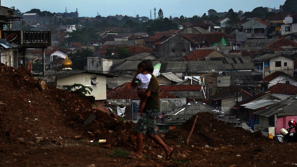 Salah satu sudut perkampungan padat penduduk di Empang, Kota Bogor, Jawa Barat, Jumat (11/12/2020). 