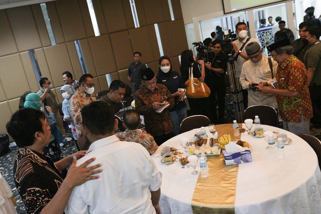 Para tamu undangan berbincang seusai acara <i>press gathering</i> di Gedung At-Tanwir, Menteng, Jakarta Pusat, Senin (7/11/2022). Pimpinan Pusat (PP) Muhammadiyah berdialog dengan para pemimpin redaksi media nasional melalui acara <i>press gathering</i>. 