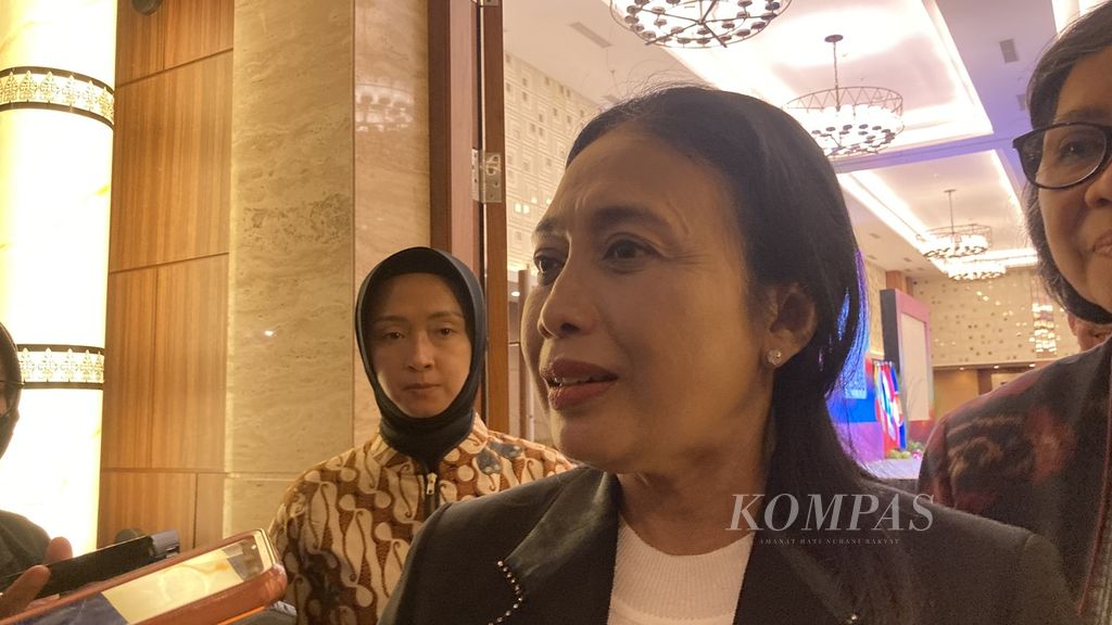 Menteri Pemberdayaan Perempuan dan Perlindungan Anak I Gusti Bintang Darmawati memberi keterangan kepada pers, Selasa (4/7/2023), di Yogyakarta, pada Konferensi Pengarusutamaan Jender ASEAN.