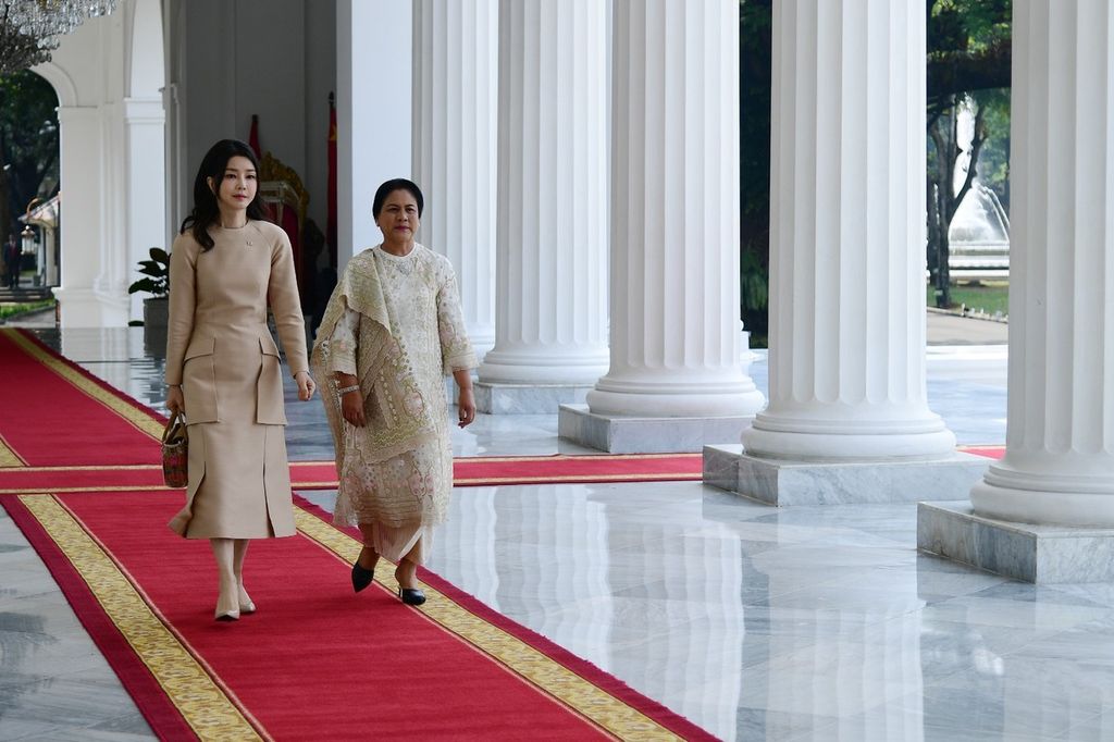  Ibu Iriana Joko Widodo menerima kunjungan resmi istri Presiden Republik Korea Yoon Suk Yeol, Kim Keon Hee, yang mendampingi suaminya di Istana Merdeka, Jakarta, pada Jumat, 8 September 2023. 