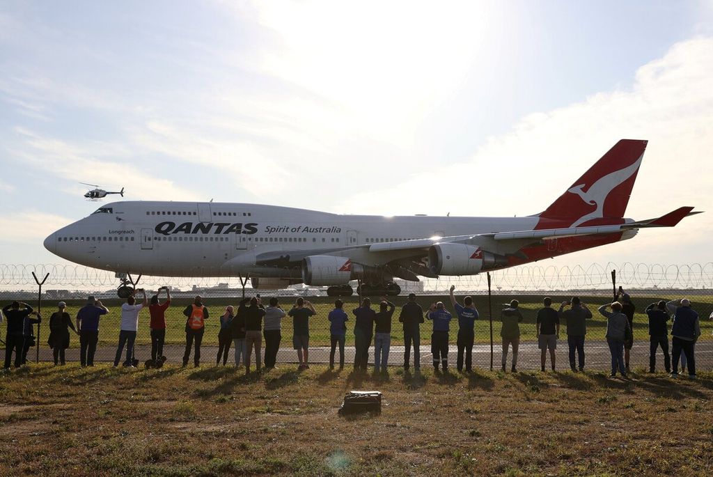 Orang-orang melihat pesawat Qantas 747 terakhir meninggalkan Bandara Sydney, Australia, setelah maskapai itu memensiunkan armada Boeing 747 akibat pandemi Covid-19, 22 Juli 2020.