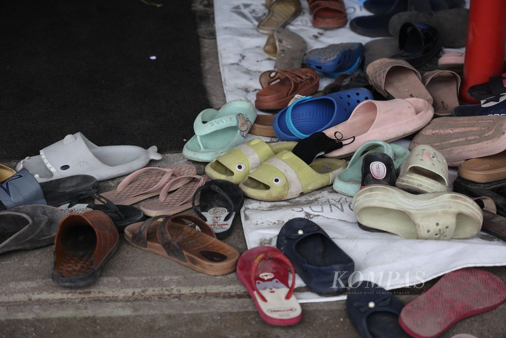 Alas kaki yang digunakan oleh para pekerja harian lepas di gudang KPU Kota Yogyakarta.
