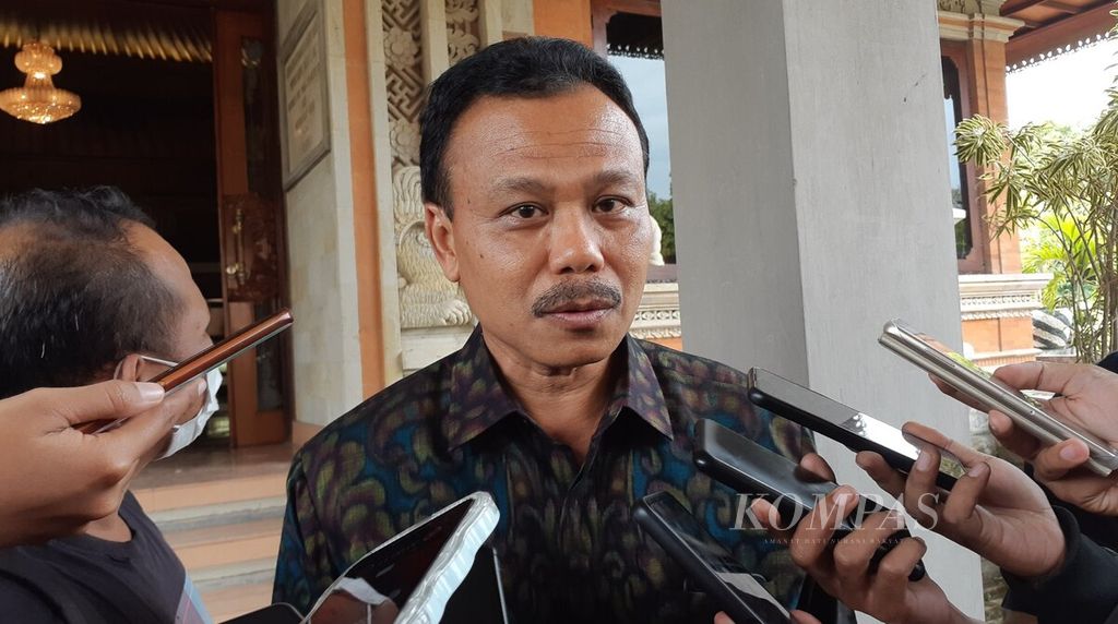 Sekretaris Daerah Provinsi Bali, yang juga Ketua Satgas Penanganan PMK Provinsi Bali, Dewa Made Indra memberikan keterangan perihal penanganan dan penanggulangan PMK di Bali di Gedung DPRD Provinsi Bali, Kota Denpasar, Senin (18/7/2022).