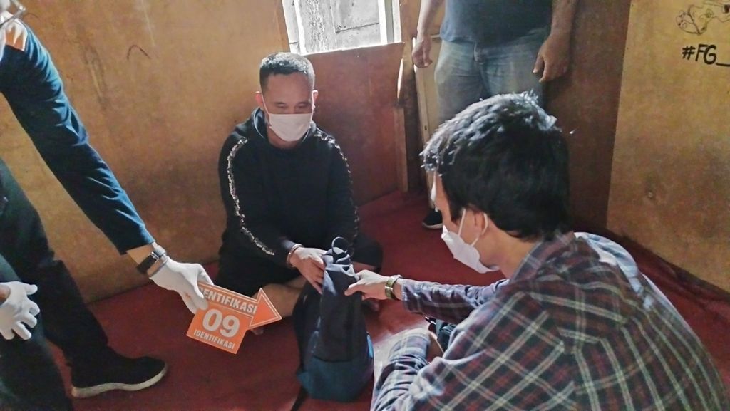 Transaksi sabu antara Janto dan Alex Bonpis yang diperagakan oleh pemeran pengganti di sebuah bilik kontrakan kawasan Kampung Muara Bahari, Kecamatan Tanjung Priok, Jakarta Utara, Kamis (19/1/2023).