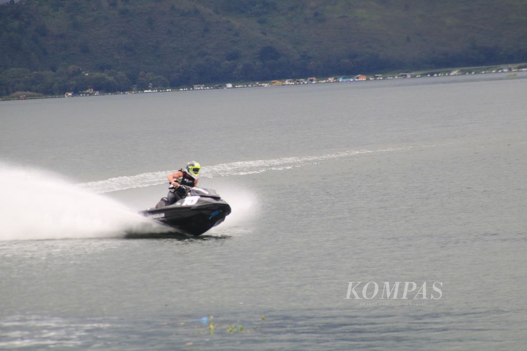 Para pebalap Aquabike Jetski World Championship 2023 menjajal lintasan balap dalam uji coba di Danau Toba, Kabupaten Samosir, Sumatera Utara, Selasa (21/11/2023). 