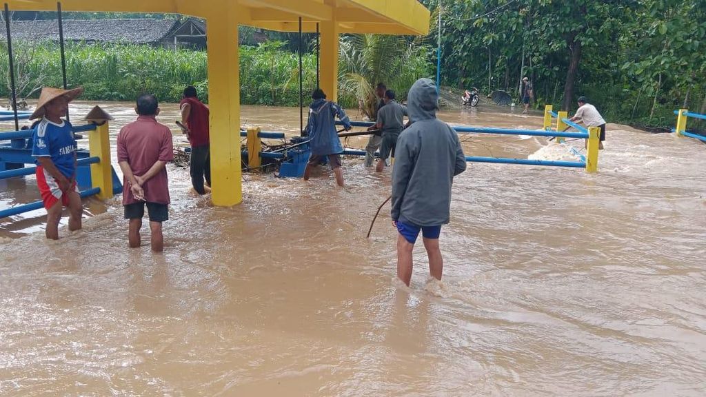 Luapan air sungai memicu terjadinya banjir di sejumlah lokasi di Kabupaten Gunungkidul, DIY, seperti terlihat pada Rabu (30/11/2022).