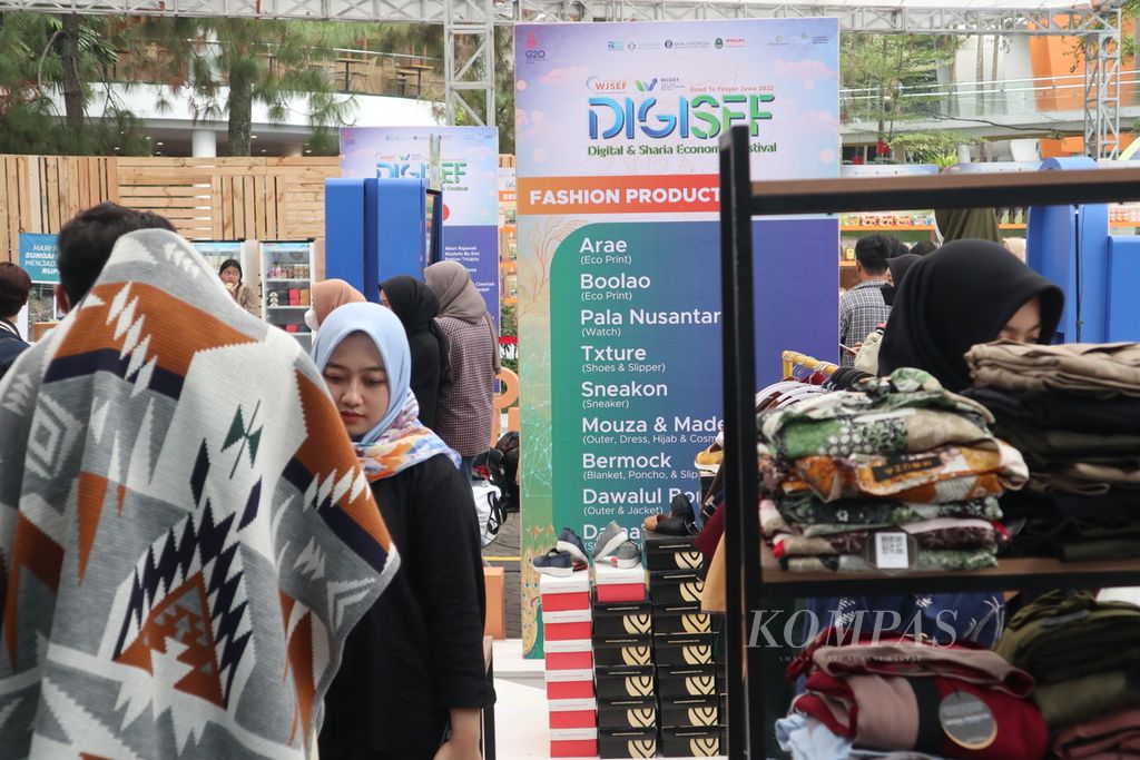 Warga mengunjungi stan <i>fashion </i>yang dipamerkan dalam acara Digital and Sharia Economic Festival (Digisef) di Cihampelas Walk, Kota Bandung, Jawa Barat, pada Jumat (2/9/2022). Acara yang digelar Kantor Perwakilan Bank Indonesia Jabar berlangsung hingga Minggu (4/9/2022).