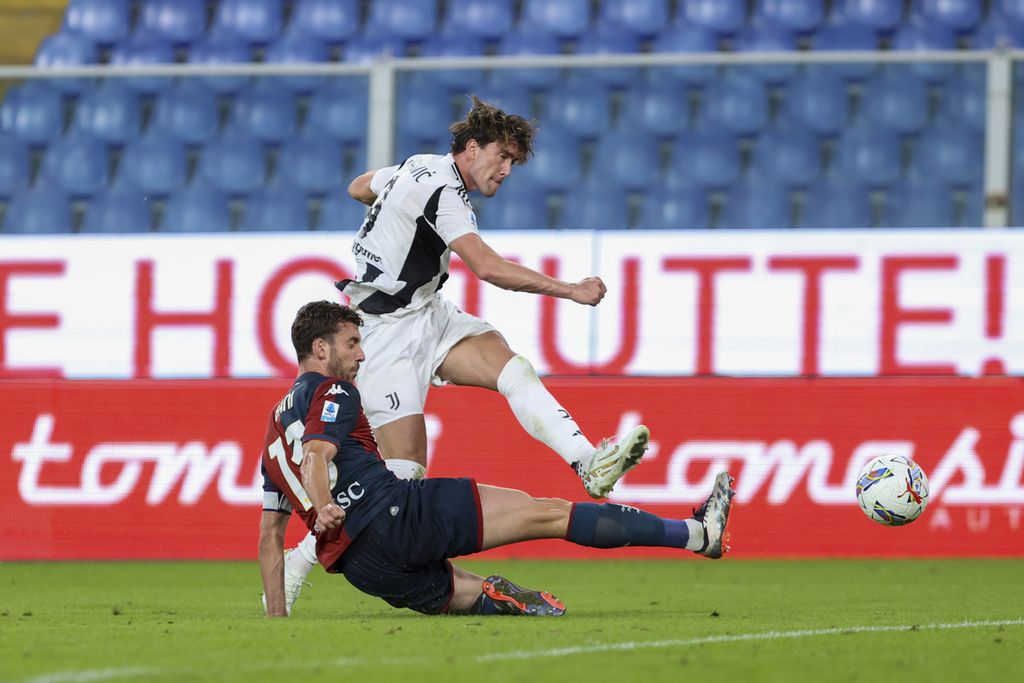 Striker Juventus, Dusan Vlahovic, mencetak gol ke gawang Genoa pada laga Liga Italia di Genoa, Sabtu (28/9/2024). Juventus menang, 3-0. 