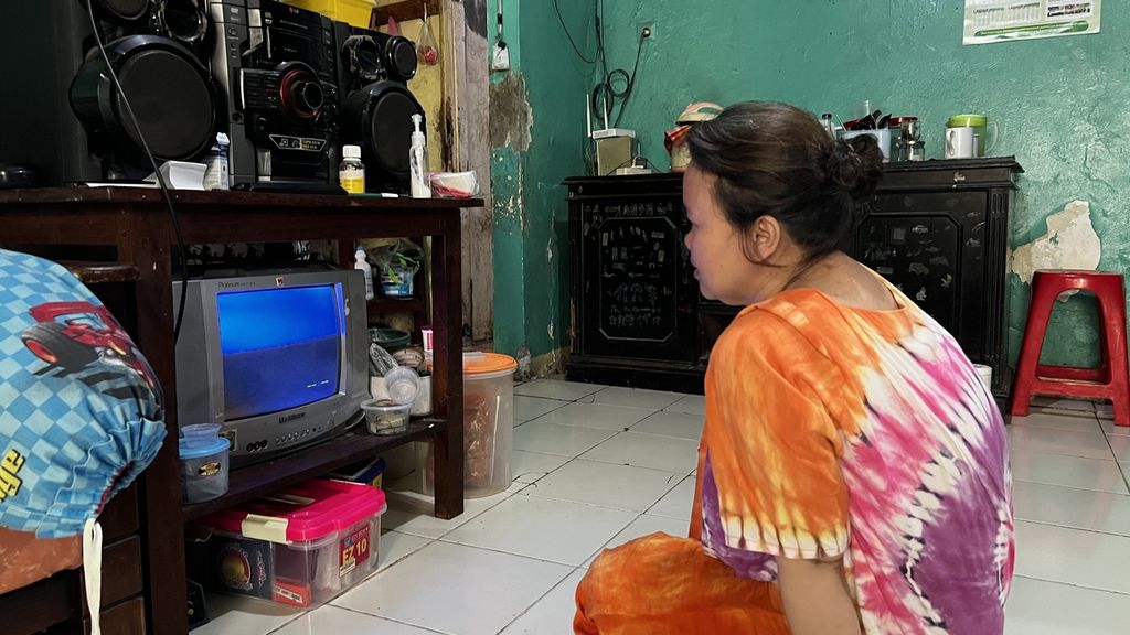 Seorang warga masih menggunakan televisi analog karena tidak mampu membeli<i> set top box</i> di Jakarta, Sabtu (12/11/2022).