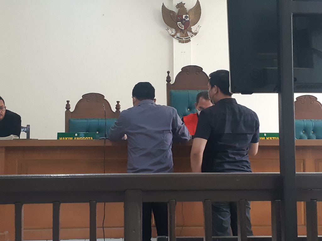 Dua kuasa hukum dari dua petani di Mesuji Kabupaten Ogan Komering Ilir, Sumatera Selatan, memberikan berkas kepada hakim di Pengadilan Negeri Kelas 1A Palembang, Kamis (27/1/2022). Mereka mengajukan permohonan praperadilan karena menilai proses penangkapan hingga penetapan tersangka pada kedua kliennya tidak sesuai dengan prosedur hukum.