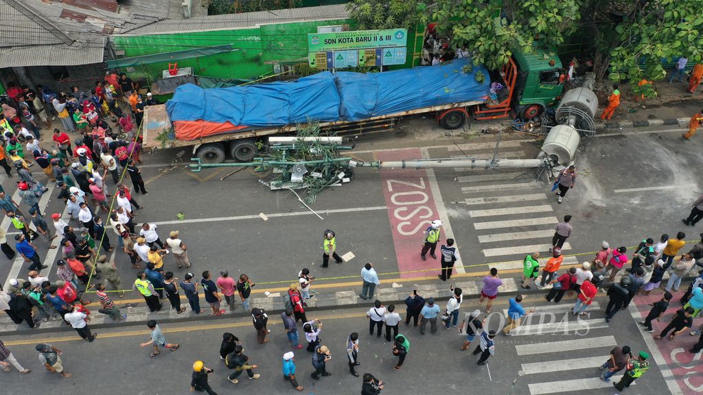 Foto udara kecelakaan truk tronton menabrak halte dan menara telekomunikasi di depan SDN Kota Baru II dan III, Jalan Sultan Agung Km 28,5 Bekasi Barat, Kota Bekasi, Jawa Barat, Rabu (31/8/2022). 