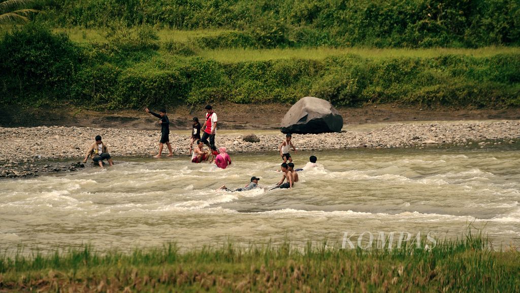 Menikmati gemercik air Sungai Cipamingkis.