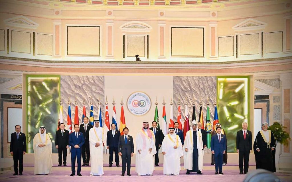 Para pemimpin negara ASEAN dan Organisasi Kerja Sama Negara-negara Teluk (GCC) berfoto bersama sebelum KTT Pertama ASEAN dan GCC berlangsung, di Riyadh, Arab Saudi, Jumat (20/10/2023).