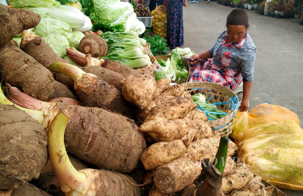 Kesibukan pedagang yang menata jualan mereka berupa sayur segar dan umbi-umbian di Pasar Sayur Kopeng di Kecamatan Getasan, Kabupaten Semarang, Jawa Tengah, November 2021.