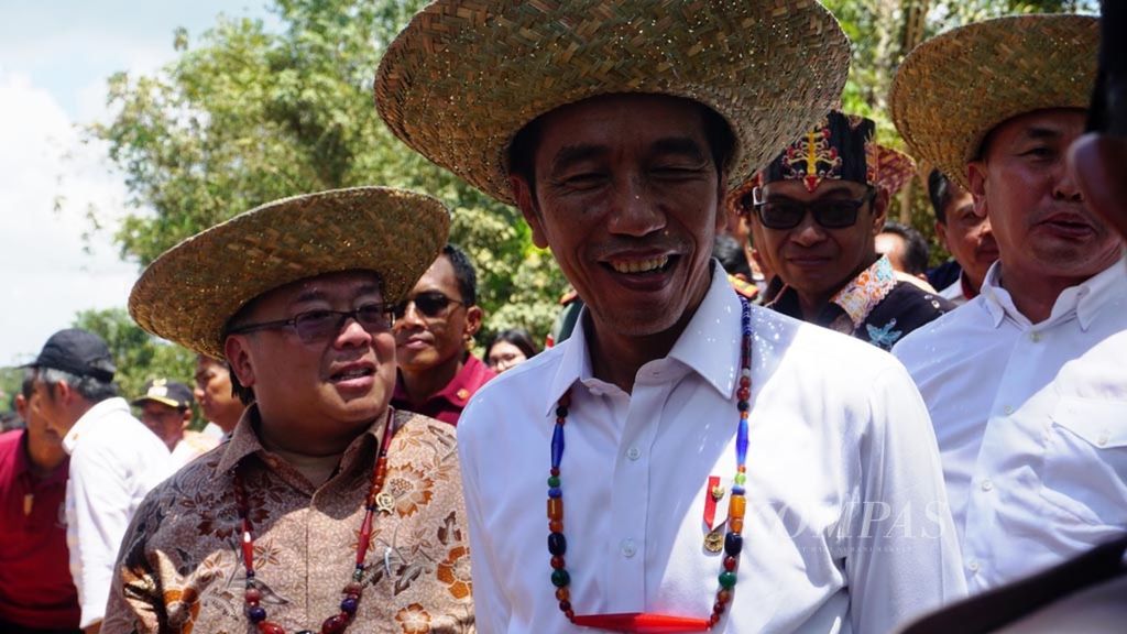 Presiden RI Joko Widodo mengunjungi salah satu wilayah yang disiapkan untuk menjadi lokasi pemindahan ibu kota di Desa Tumbang Talaken, Kecamatan Manuhing, Kabupaten Gunung Mas, Kalteng, Rabu (8/5/2019).