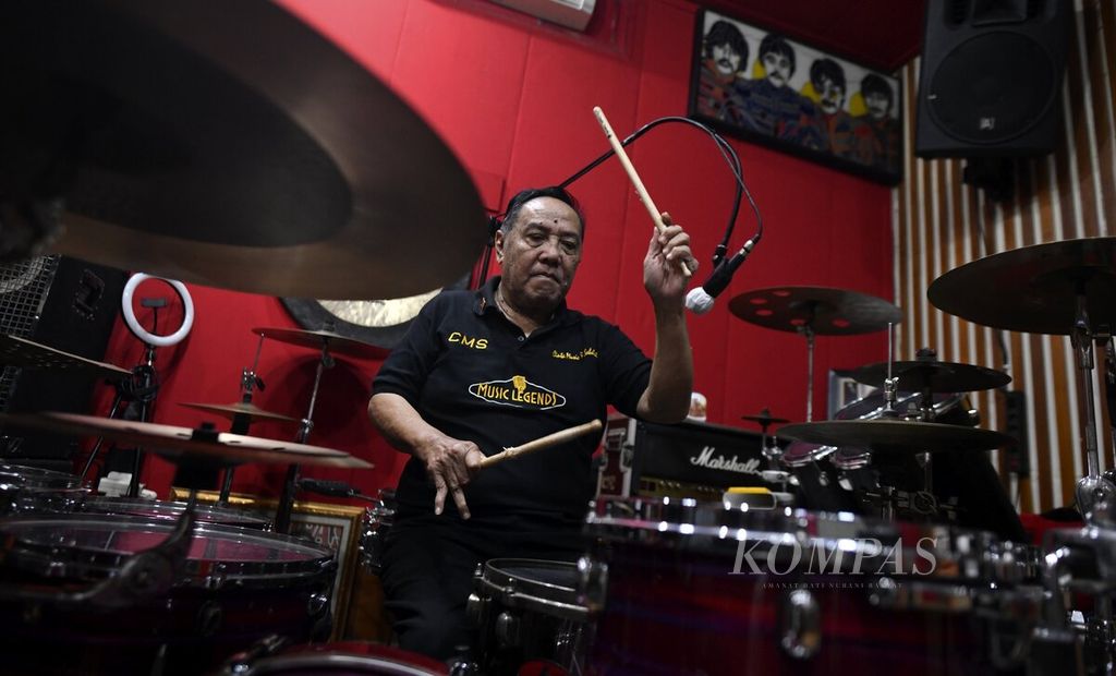 Musisi Jelly Tobing bermain drum di sela-sela wawancara khusus dengan <i>Kompas</i> di rumahnya, Selasa (31/1/2023). 