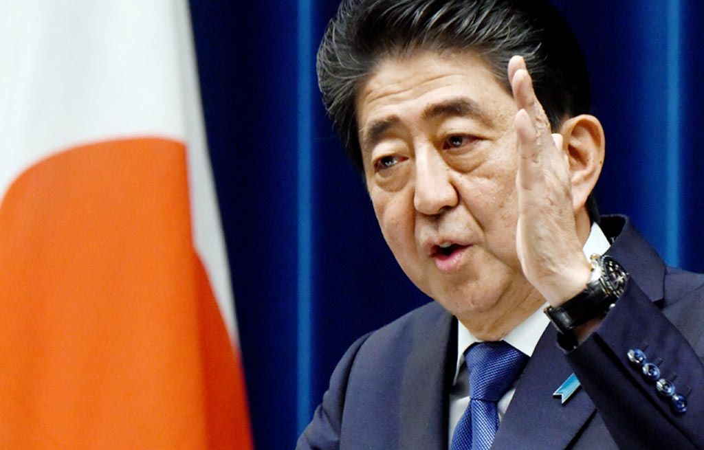 Perdana Menteri Jepang Shinzo Abe menjawab pertanyaan wartawan di kediaman resminya di Tokyo, Senin (25/9). Abe membubarkan parlemen untuk menggelar pemilu sela bulan depan.