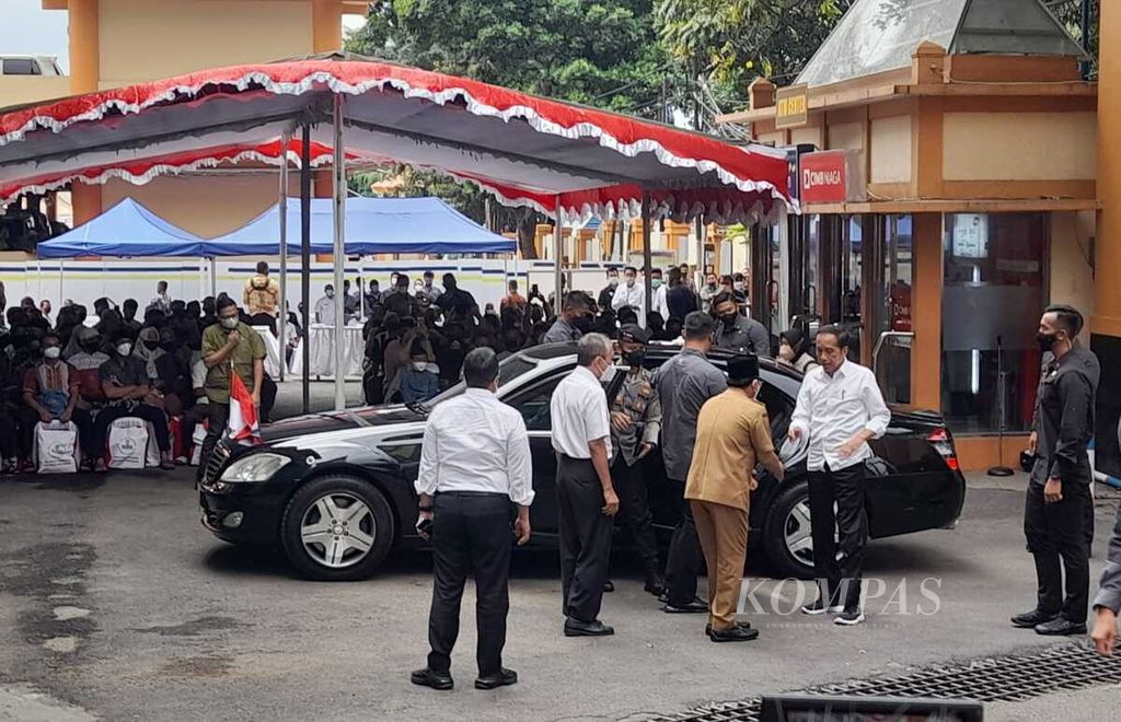 Presiden Joko Widodo datang ke RSUD Saiful Anwar, Rabu (5/10/2022). Presiden berencana bertemu dengan keluarga korban tragedi Kanjuruhan dan menengok sejumlah korban yang masih dirawat di RS tersebut.