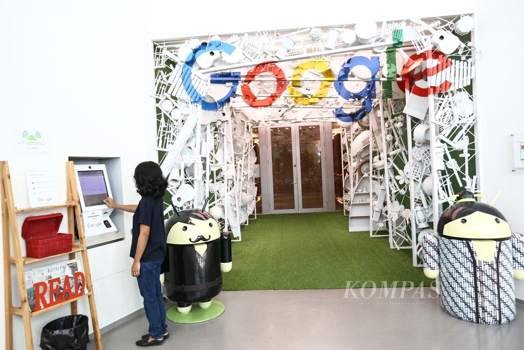 Dekorasi di kantor Google Indonesia di Jakarta, Senin (7/10/2019). 
