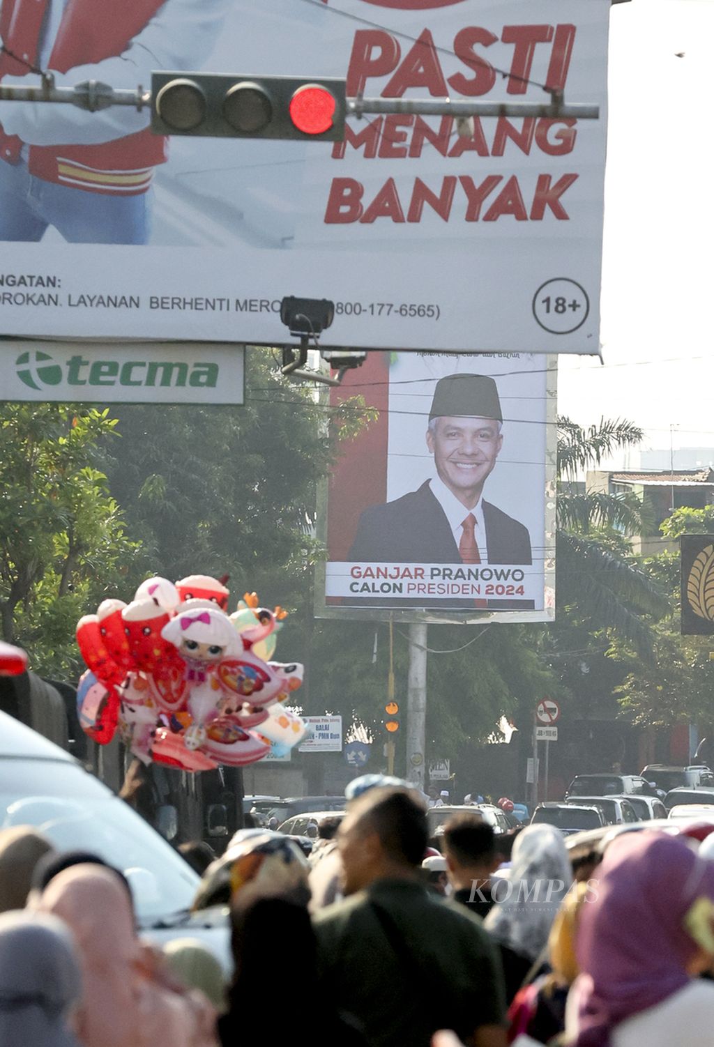 Baliho bergambar Gubernur Jawa Tengah Ganjar Pranowo mulai dipasang di pinggir jalan di Kota Surakarta (22/4/2023). Ganjar Pranowo menjadi bakal calon presiden dari PDI-P untuk Pemilu 2024. 