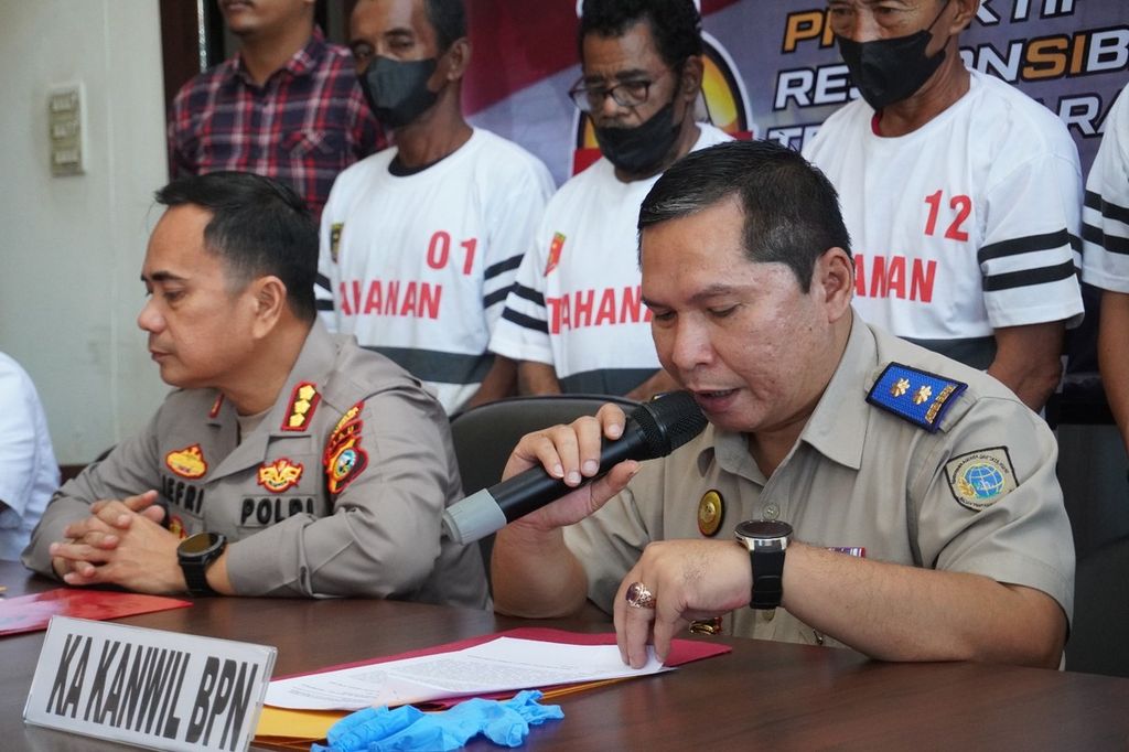 Kepala Kantor Wilayah Badan Pertanahan Nasional Kepulauan Riau Yudi Hermawan saat memberi keterangan pers terkait kasus mafia lahan di Markas Polda Kepri, Selasa (11/4/2023).