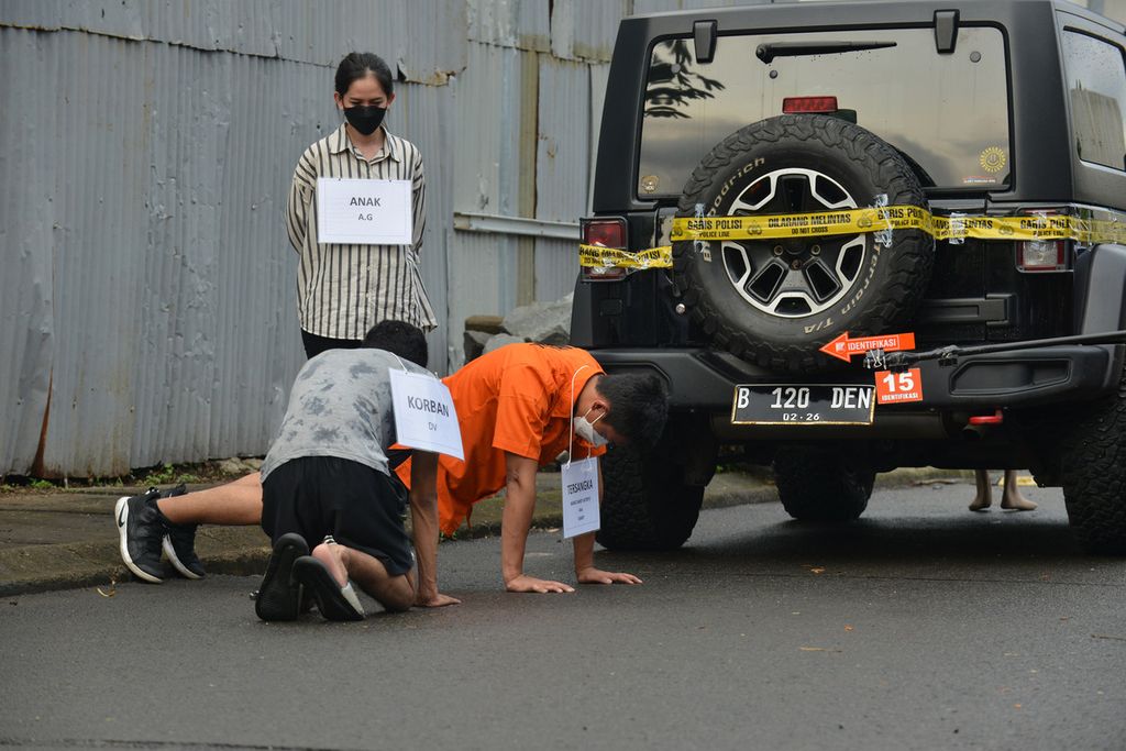 Tersangka Mario Dandy Satrio (baju oranye) melakukan salah satu adegan dalam rekonstruksi kasus penganiayaan di kawasan Green Permata Boulevard, Jakarta Selatan, Jumat (10/03/2023). 