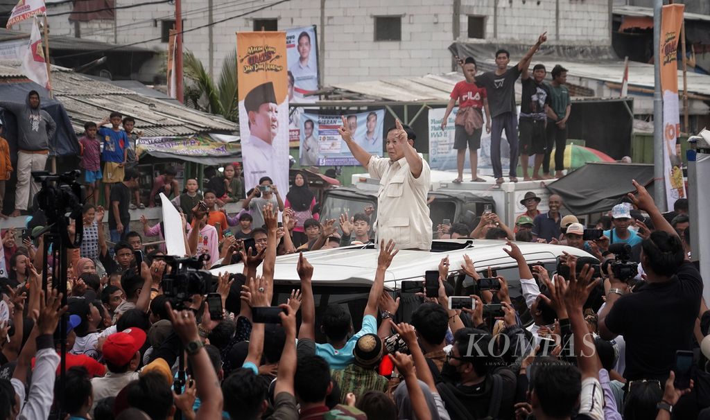 Presidential candidate Prabowo Subianto bid farewell from his car after campaigning at Saung Kita, Cilincing, North Jakarta, on Friday (8/12/2023). The campaign of candidate number 2 was filled with a feast, providing lunch to local residents who attended the campaign.