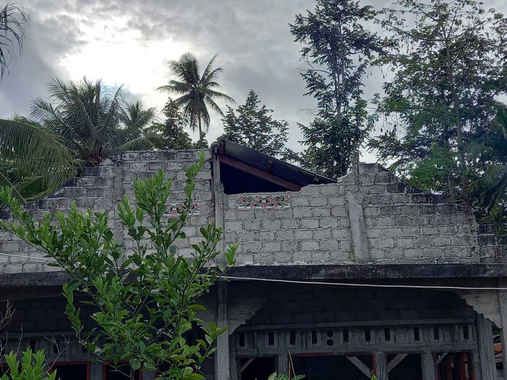 Kerusakan bangunan akibat gempa bumi M 6,1, Sabtu (22/1/2022), tampak di Pulau Kabaruan, Kepulauan Talaud, Sulawesi Utara.