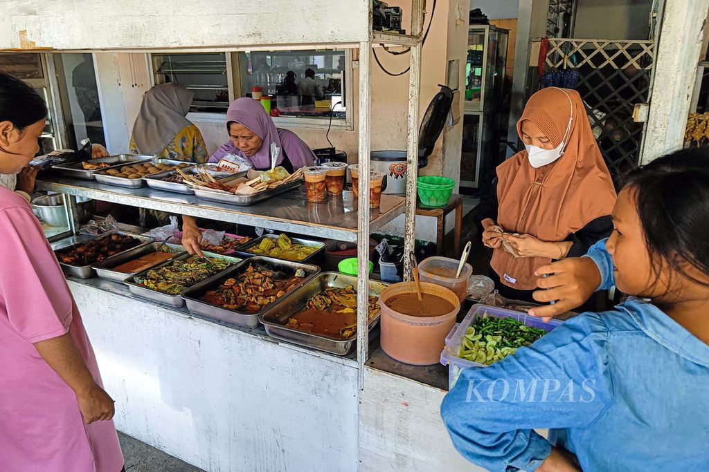 Warga membeli makanan di warung makan LHC di Desa Pringgasela Selatan, Pringgasela, Lombok Timur, Nusa Tenggara Barat, Selasa (19/12/2023). Makanan lokal khas daerah setempat, seperti sate pusut, dan makanan lainnya disediakan di tempat makan ini. 