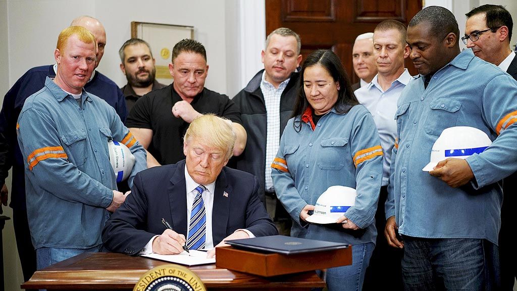 Presiden AS  Donald Trump, Kamis (8/3), menandatangani Maklumat Seksi 232 tentang Impor Baja dan Aluminium yang berisi pemberlakuan tarif 25 persen impor baja dan 10 persen impor aluminium di Kantor Oval, Gedung Putih, Washington DC, AS . 